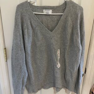 Old Navy Women's V-Neck Sweater in Light Gray